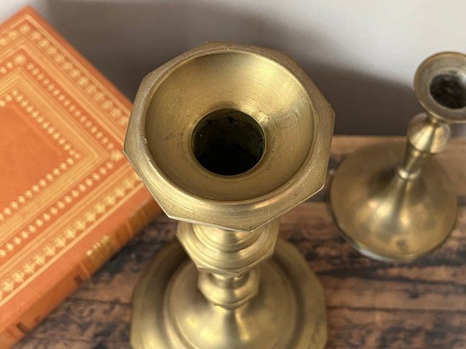 Bougeoir ancien en laiton massif à la patine dorée