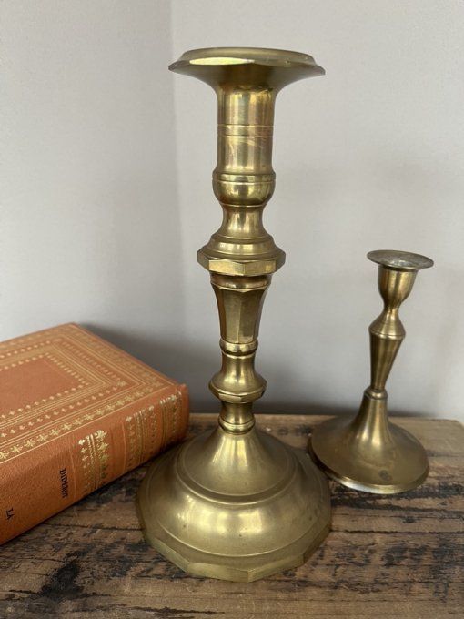 Bougeoir ancien en laiton massif à la patine dorée