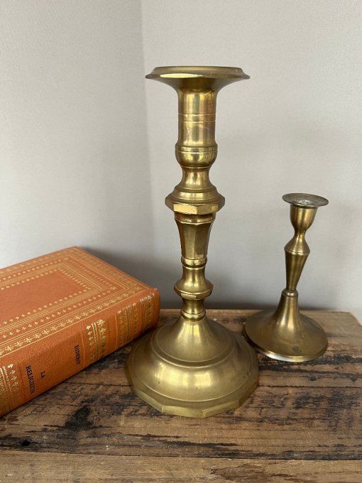 Bougeoir ancien en laiton massif à la patine dorée