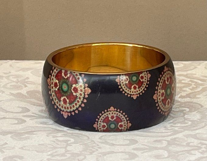 Bracelet jonc large Desigual à motifs rosaces mandalas et intérieur doré.