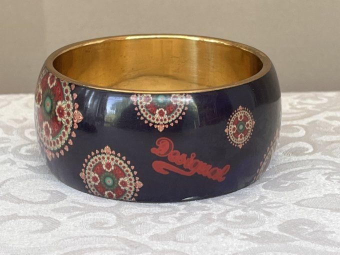 Bracelet jonc large Desigual à motifs rosaces mandalas et intérieur doré.