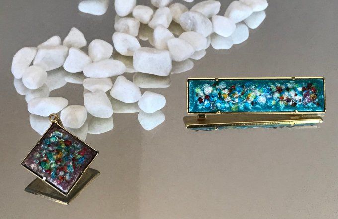 Broche et pendentif, multicouleurs