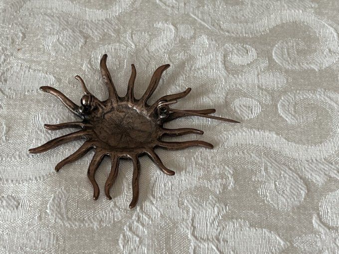 Broche vintage en métal bronze forme soleil ou astre spirale strass roses