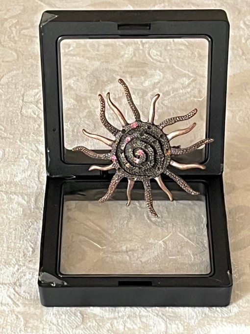 Broche vintage en métal bronze forme soleil ou astre spirale strass roses