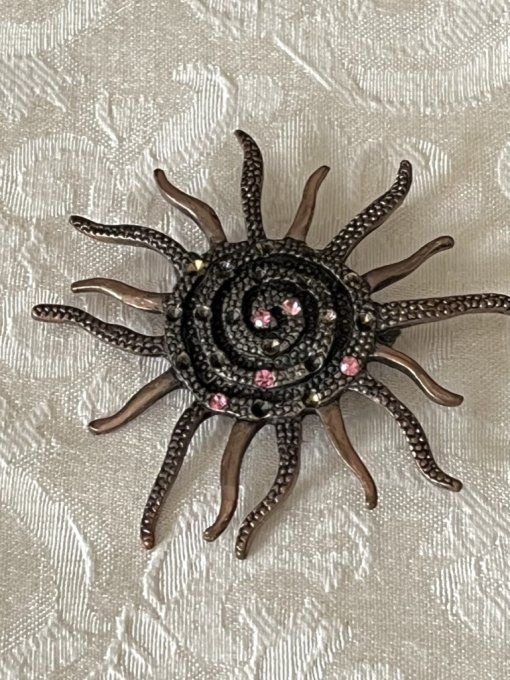 Broche vintage en métal bronze forme soleil ou astre spirale strass roses