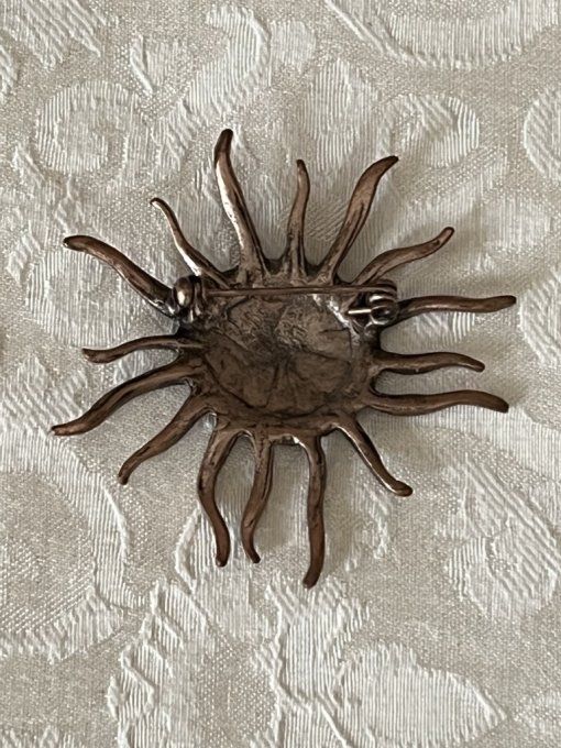Broche vintage en métal bronze forme soleil ou astre spirale strass roses
