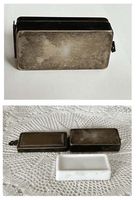 Boîte à savon de voyage ancienne en laiton - Intérieur céramique.