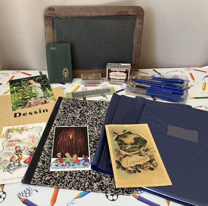 Lot d'accessoires d'école vintage avec ardoise, cahiers et fournitures