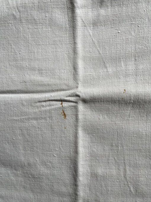 Draps anciens en métis, sortis d'une armoire, à laver