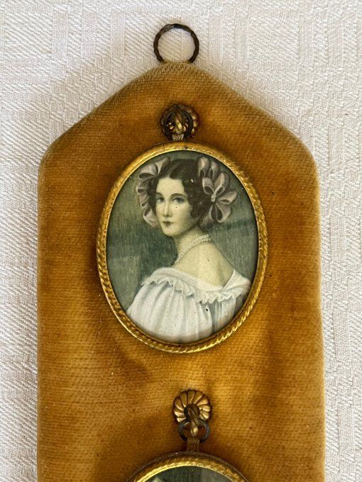 Cadre mural en velours avec portraits miniatures