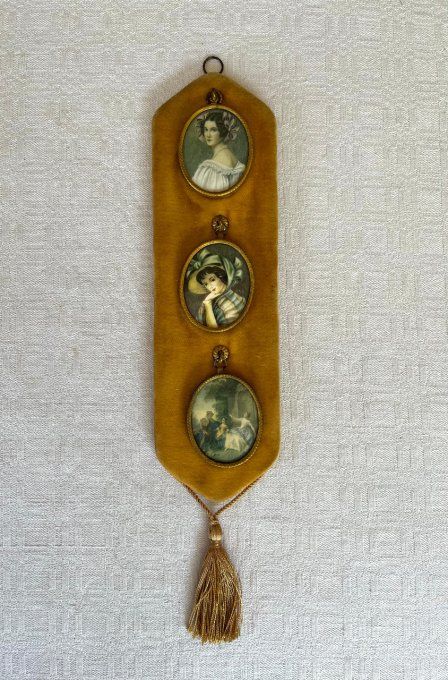 Cadre mural en velours avec portraits miniatures