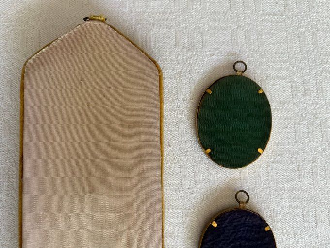 Cadre mural en velours avec portraits miniatures