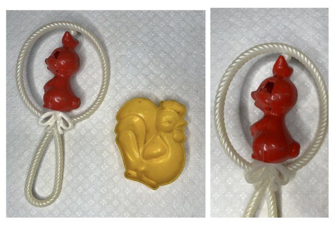 Lot de jouets de bébé vintage, hochet, éveil, chaine de poussette, pour collection ou déco vintage 