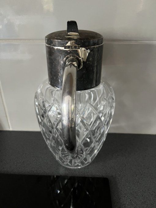 Carafe en cristal taillé et métal argenté avec tube rafraîchisseur en verre
