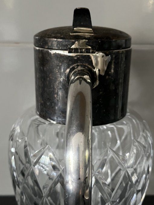 Carafe en cristal taillé et métal argenté avec tube rafraîchisseur en verre