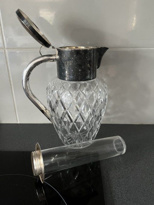 Carafe en cristal taillé et métal argenté avec tube rafraîchisseur en verre