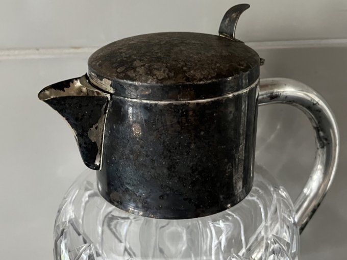 Carafe en cristal taillé et métal argenté avec tube rafraîchisseur en verre