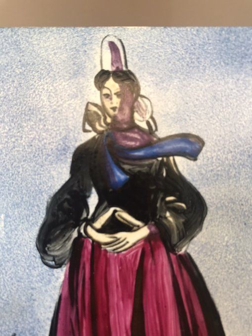 Carreau de faïence,  femme Bretonne en bord de mer,  vintage
