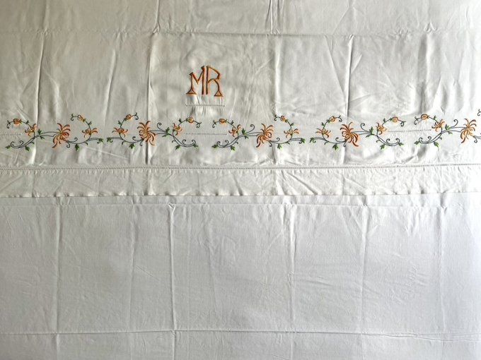 Ancien grand drap en coton, initiales MR, guirlande de fleurs brodée 