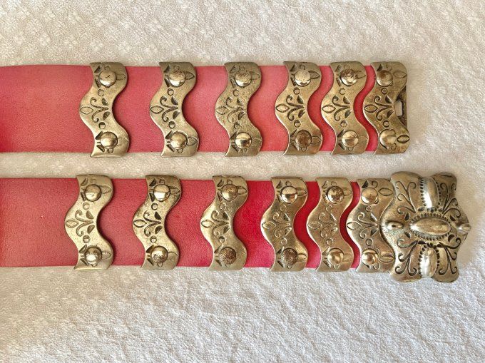 Ceinture vintage en croûte de cuir rose plaques et boucle en métal argenté