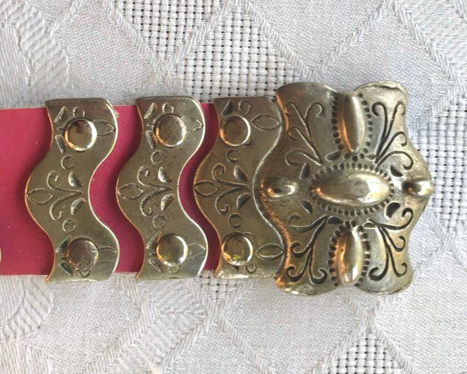 Ceinture vintage en croûte de cuir rose plaques et boucle en métal argenté