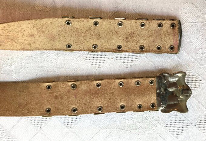 Ceinture vintage en croûte de cuir rose plaques et boucle en métal argenté