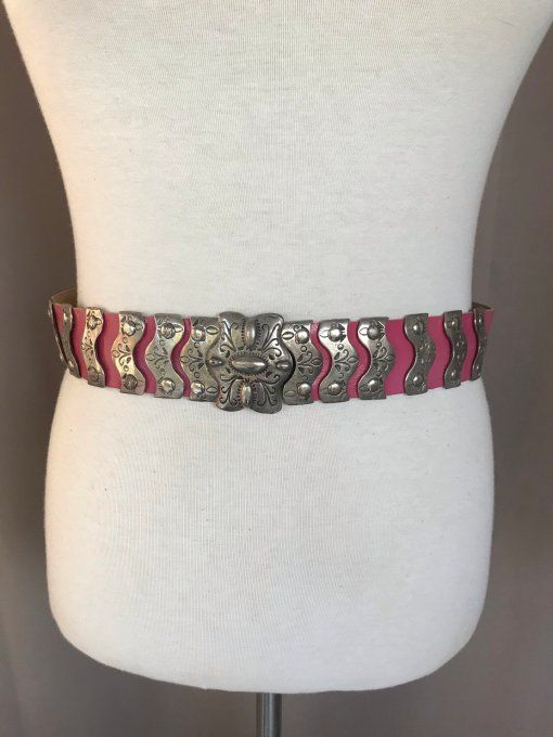 Ceinture vintage en croûte de cuir rose plaques et boucle en métal argenté