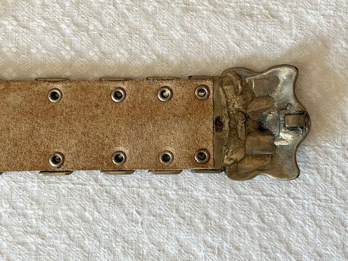Ceinture vintage en croûte de cuir rose plaques et boucle en métal argenté