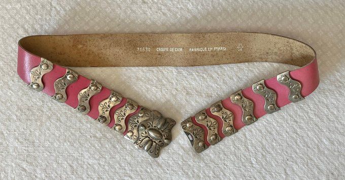 Ceinture vintage en croûte de cuir rose plaques et boucle en métal argenté