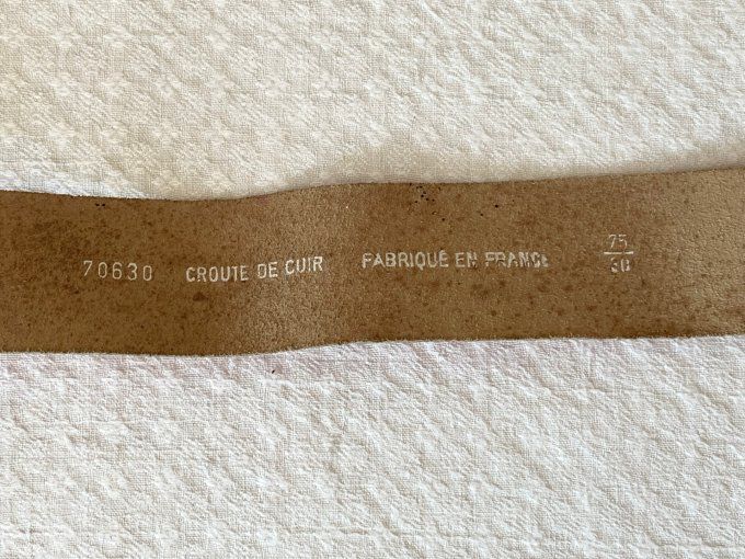 Ceinture vintage en croûte de cuir rose plaques et boucle en métal argenté