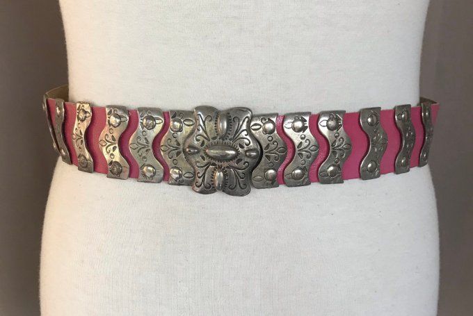 Ceinture vintage en croûte de cuir rose plaques et boucle en métal argenté