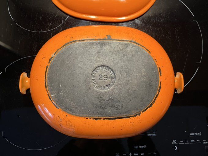 Cocotte en fonte Le Creuset orange, la Mama par Enzo Mari, modèle 29