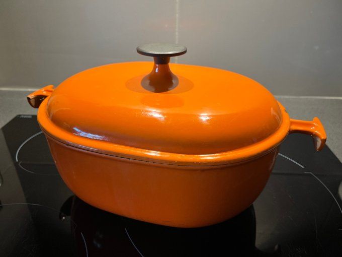 Cocotte en fonte Le Creuset orange, la Mama par Enzo Mari, modèle 29