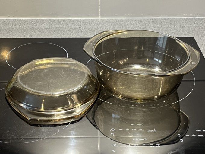 Cocotte vintage, en verre fumé,  Arcopal pour Shell