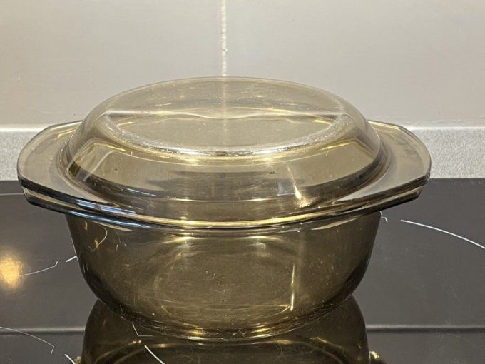 Cocotte vintage, en verre fumé,  Arcopal pour Shell
