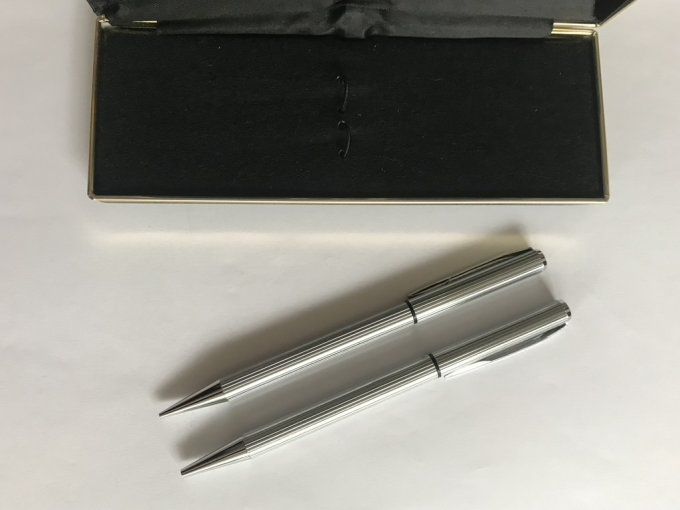 Coffret de 2 stylos S.F.R, métal argenté,  bille et mine