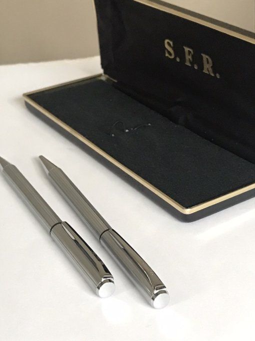 Coffret de 2 stylos S.F.R, métal argenté,  bille et mine