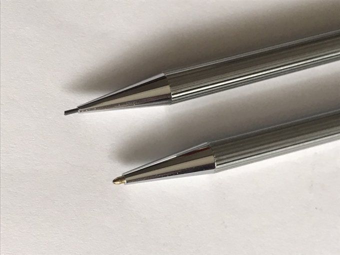 Coffret de 2 stylos S.F.R, métal argenté,  bille et mine