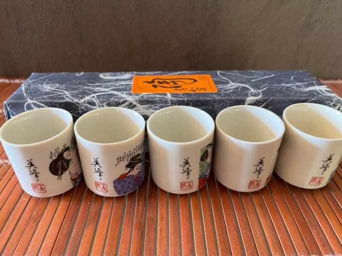 Coffret de 5 tasses à saké japonaises en faïence - Décor asiatique érotique Shunga - Neuf