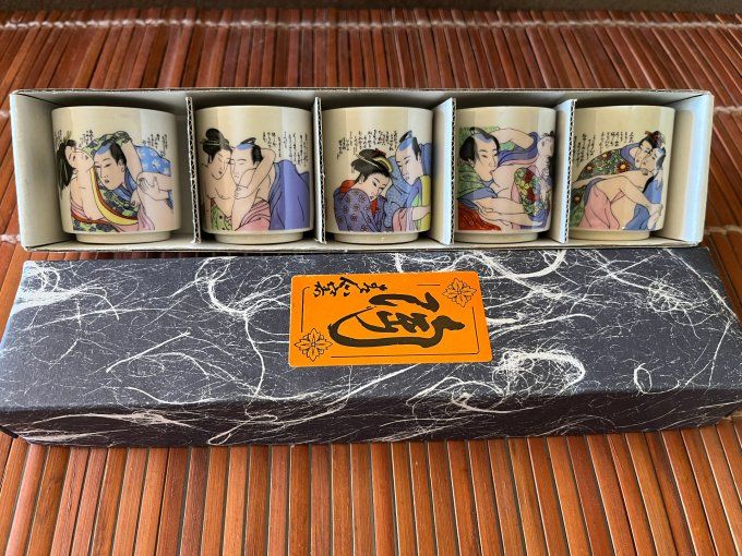 Coffret de 5 tasses à saké japonaises en faïence - Décor asiatique érotique Shunga - Neuf