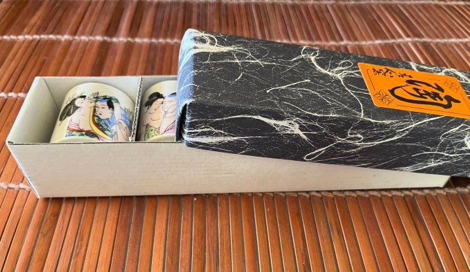 Coffret de 5 tasses à saké japonaises en faïence - Décor asiatique érotique Shunga - Neuf