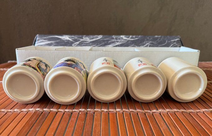 Coffret de 5 tasses à saké japonaises en faïence - Décor asiatique érotique Shunga - Neuf