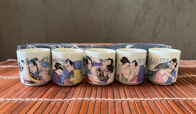 Coffret de 5 tasses à saké japonaises en faïence - Décor asiatique érotique Shunga - Neuf
