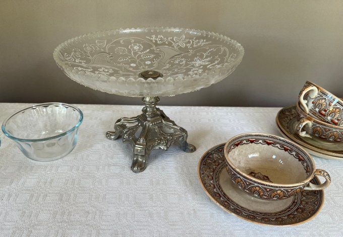 Coupe à fruit ancienne, centre de table en verre moulé-pressé à joli décor