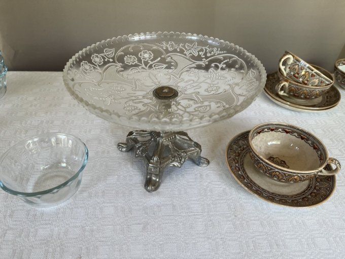Coupe à fruit, centre de table en verre moulé-pressé à joli décor