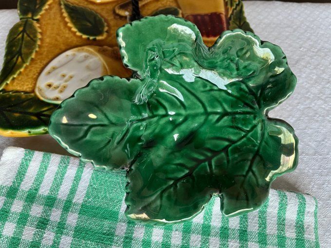 Coupelle feuille, beurrier en barbotine et son couteau à beurre citron, Signé Camart, vintage