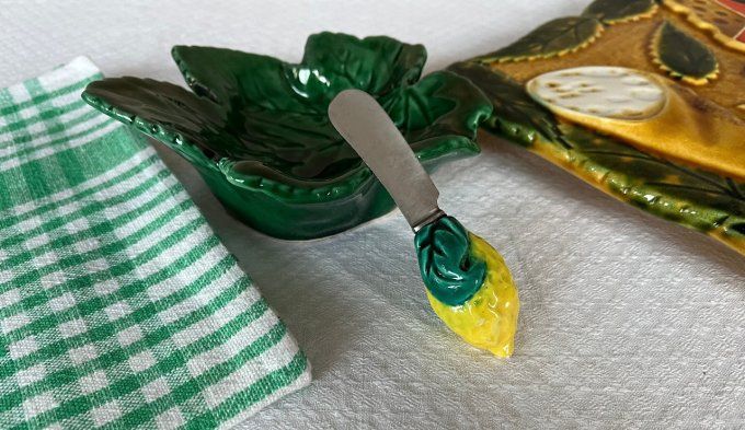 Coupelle feuille, beurrier en barbotine et son couteau à beurre citron, Signé Camart, vintage