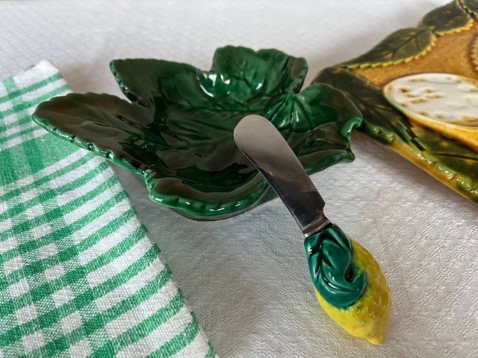 Coupelle feuille, beurrier en barbotine et son couteau à beurre citron, Signé Camart, vintage