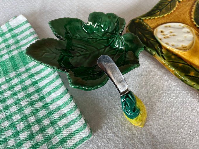 Coupelle feuille, beurrier en barbotine et son couteau à beurre citron, Signé Camart, vintage