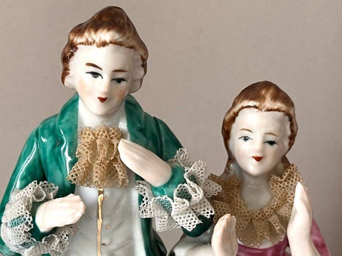 Couple galant, figurines en porcelaine et dentelle appliquée, vintage